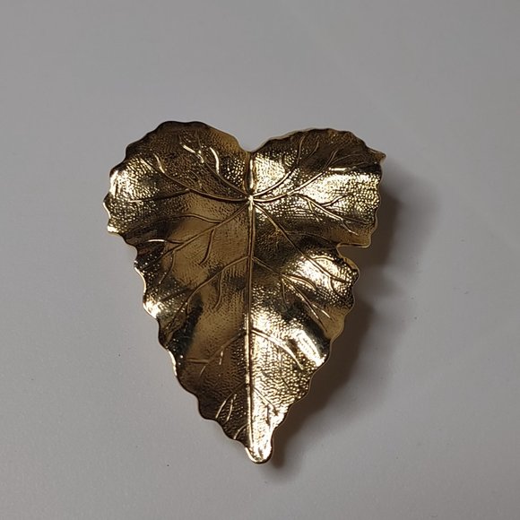 Large Gold Tone Lightweight Metal Leaf Scarf Clip - Picture 2 of 13
